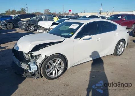 2021 Lexus Is 300 z USA, uszkodzony, nr VIN JTHCA1D21M5117413